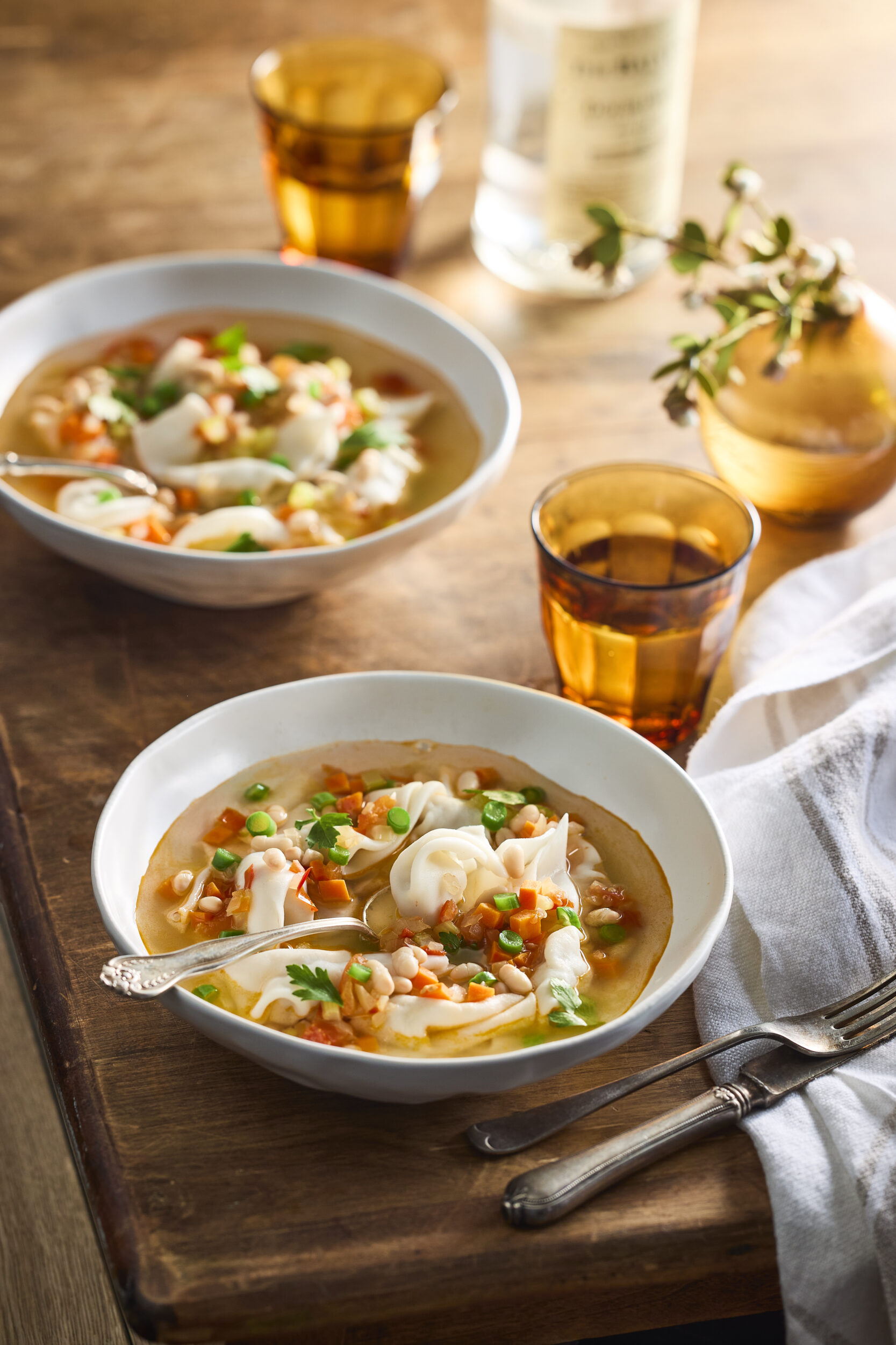 Soupe-repas de wontons et saucisses au pesto